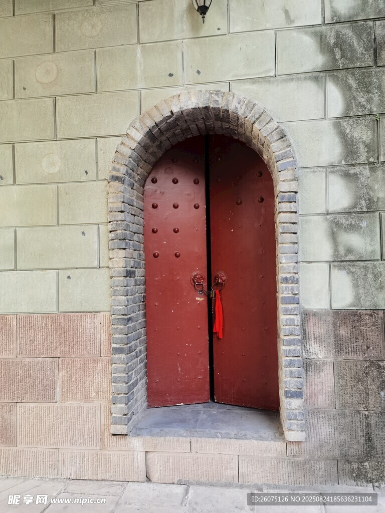 复古拱形红门建筑一角