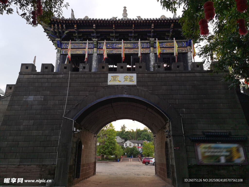 古朴城楼门洞古韵悠悠