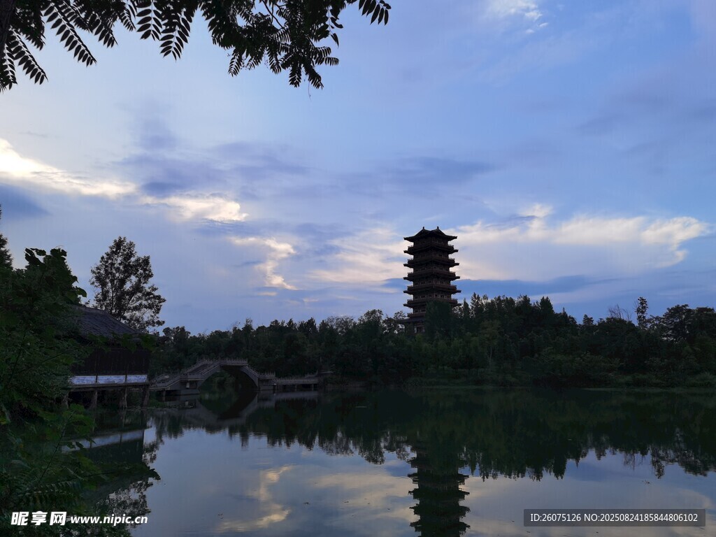 湖畔古塔映蓝天美景