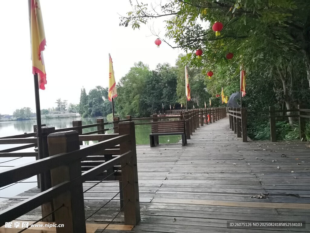 湖畔木质栈道风景