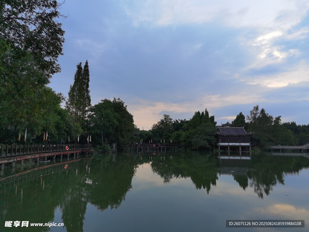 湖畔暮色中的静谧景致