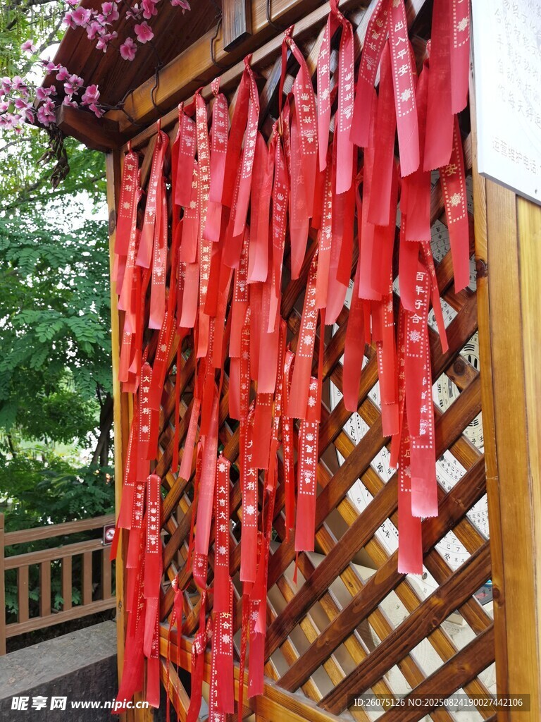 红色祈福牌挂满木架特写