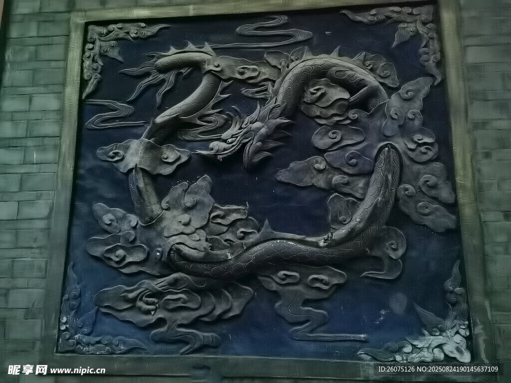 龙纹浮雕图案
