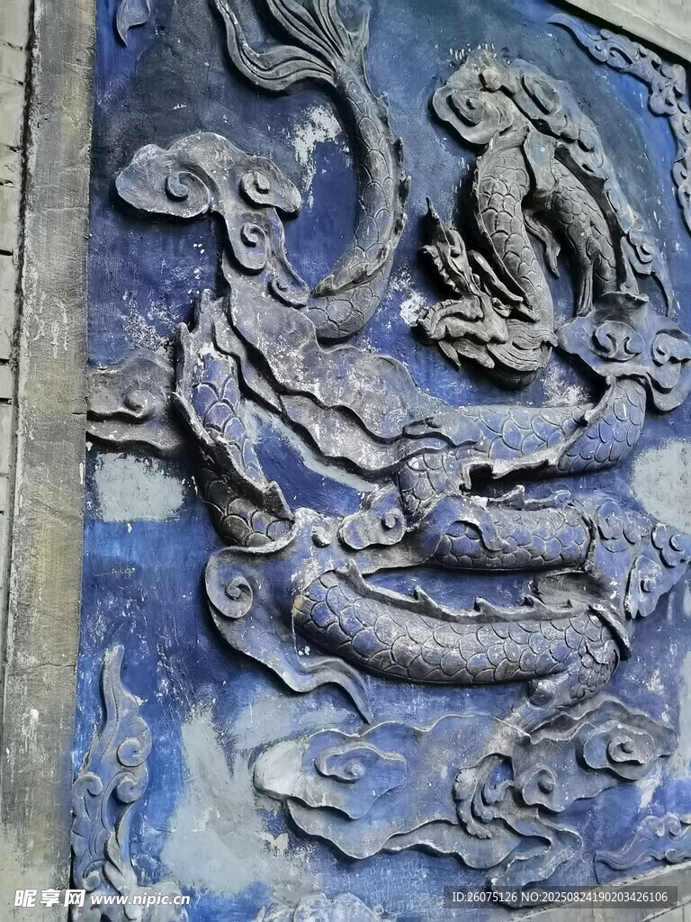 蓝底龙纹浮雕