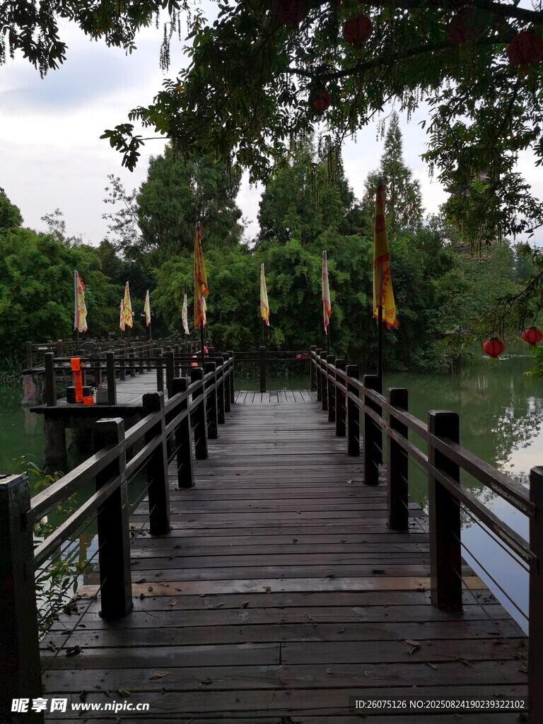 湖畔木栈道自然好风光