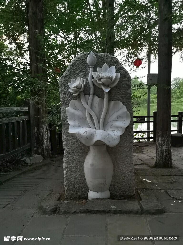 石雕花瓶与花朵景观