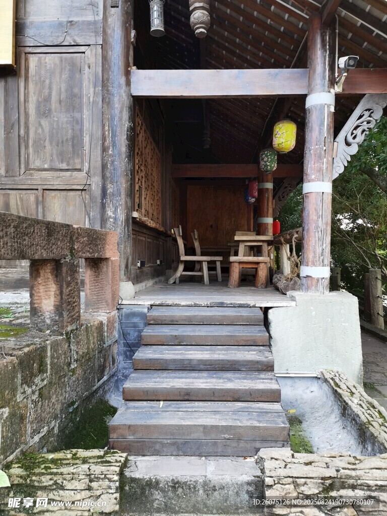古朴木质民居门前景致