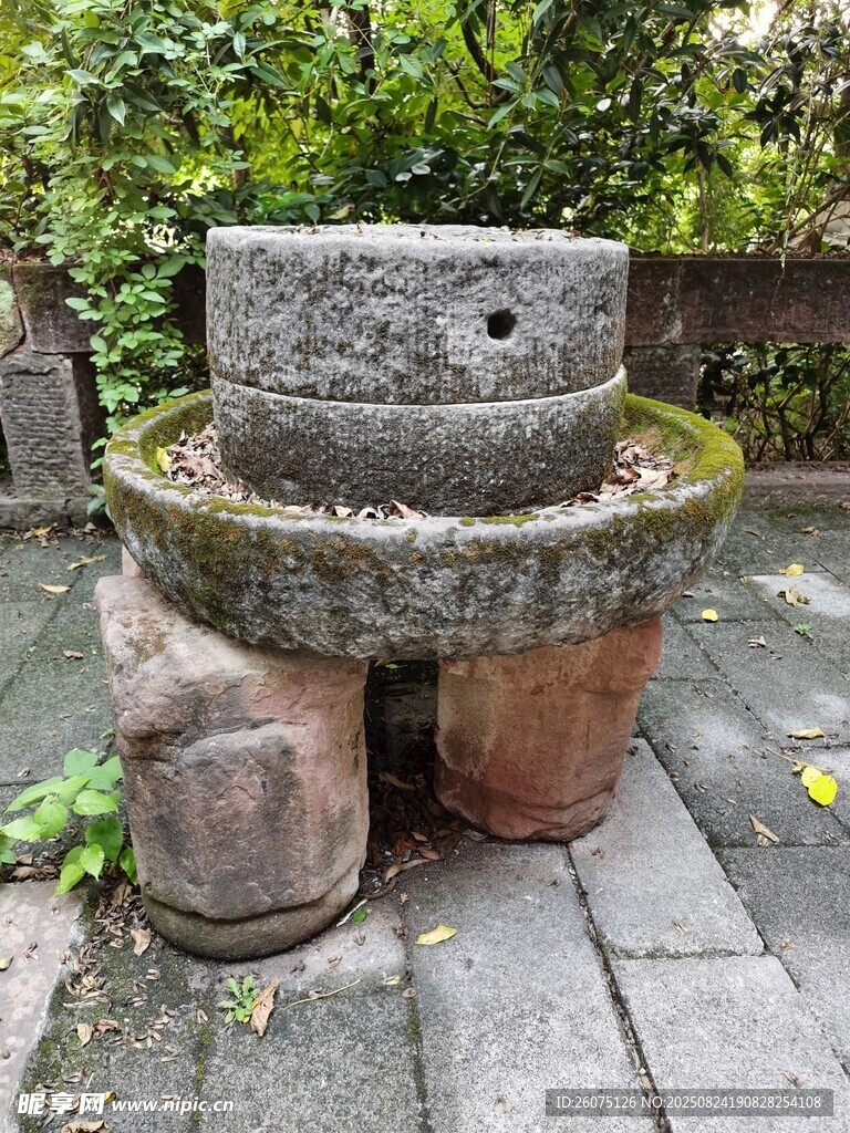 古老石磨置于庭院