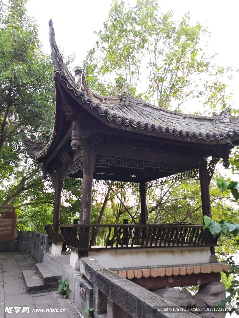 中式古亭静立绿意之中
