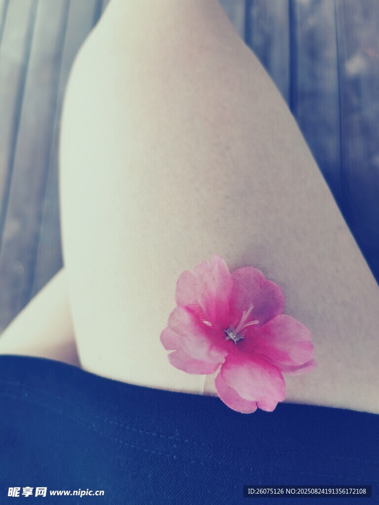 腿上的娇艳粉色小花
