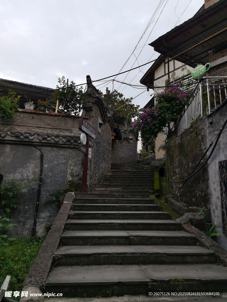 古巷石阶静谧村落景致