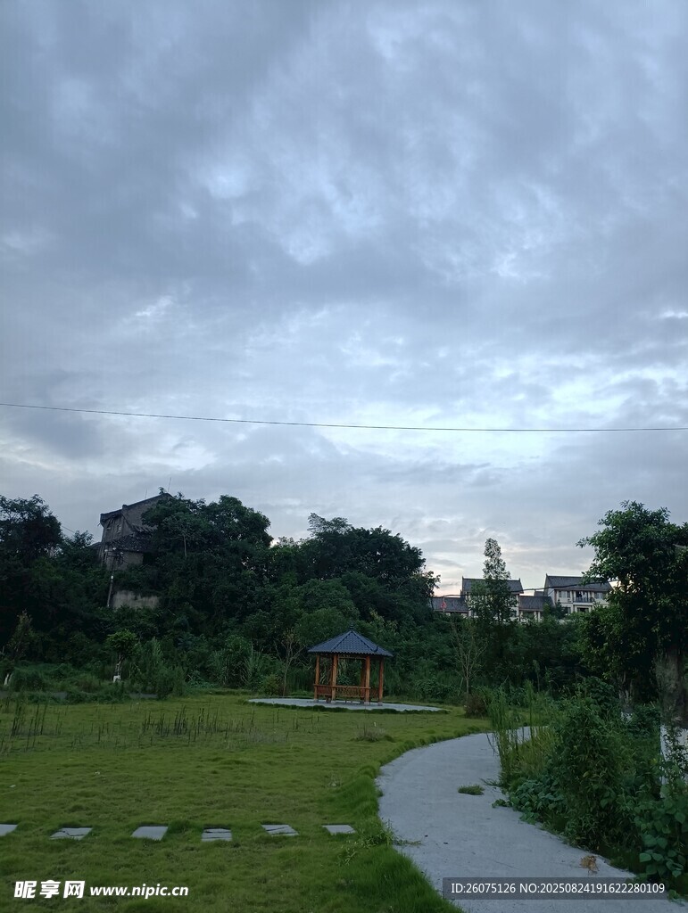阴天的户外草地与小径