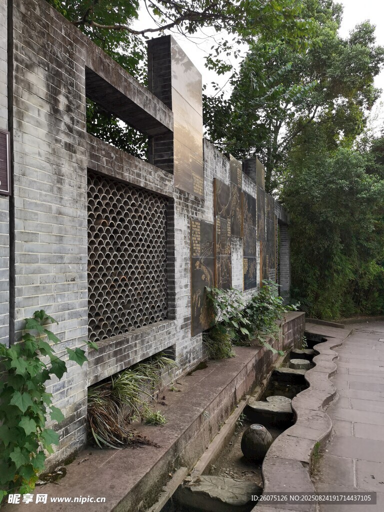 中式围墙与远处绿植景观