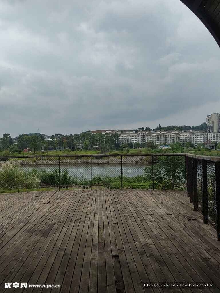 湖畔木质平台的静谧景致