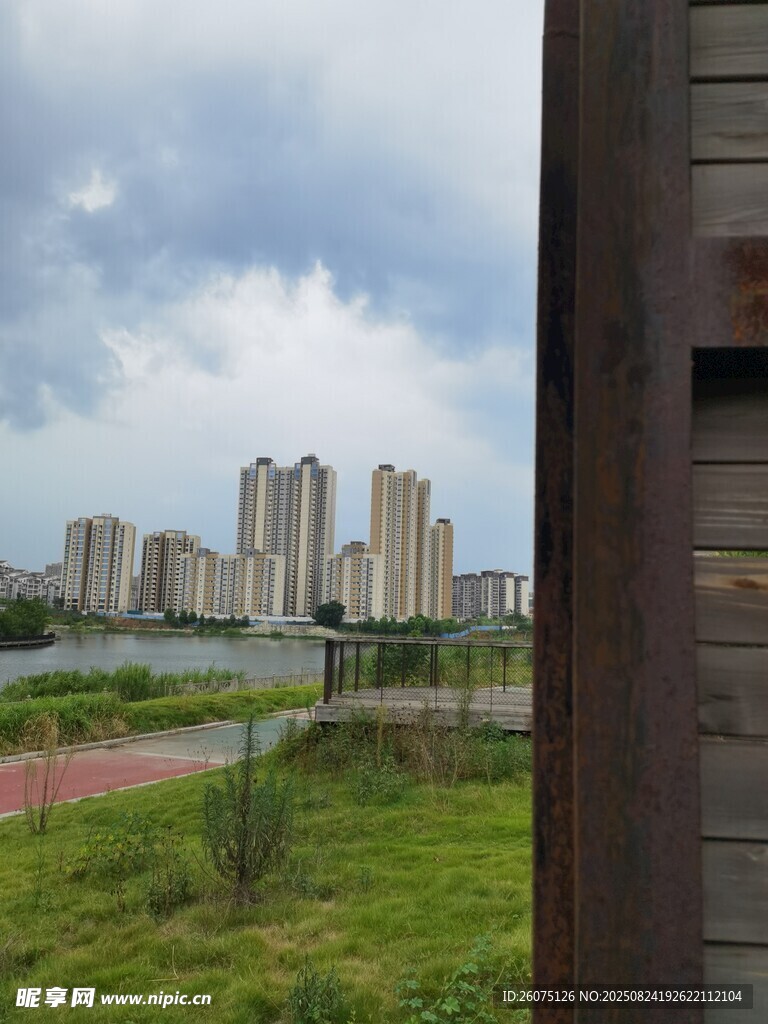 窗外城市与绿地景观