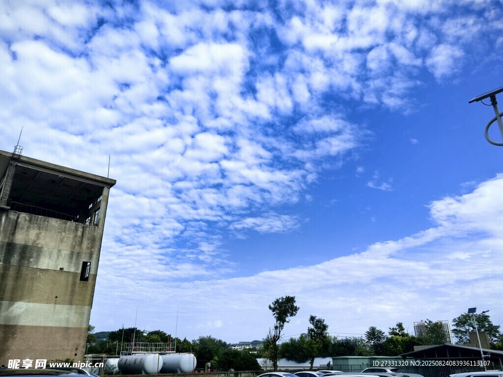 蓝天之下的建筑与风景