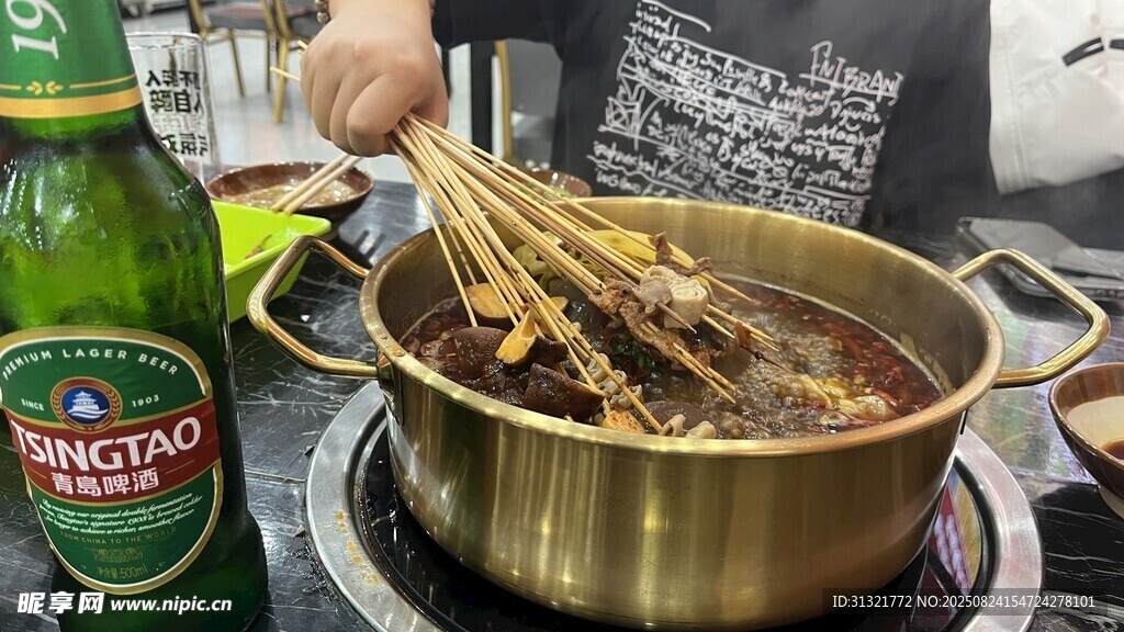 热闹的串串火锅场景