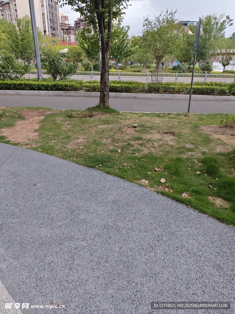 城市中铺设的灰色步道
