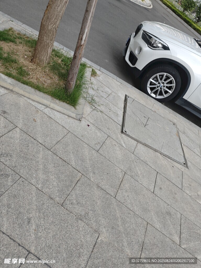 路边人行道与停靠的汽车