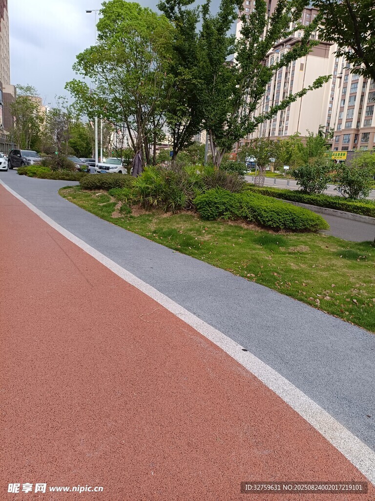 城市中的彩色健身步道