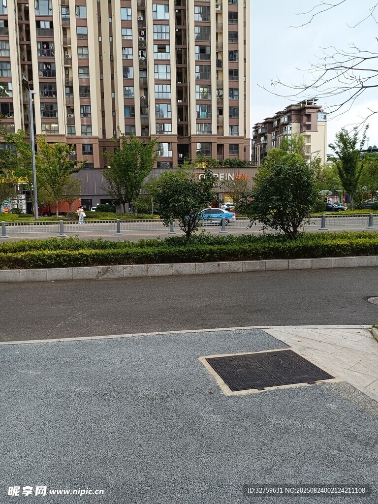 城市街道旁的高楼景观