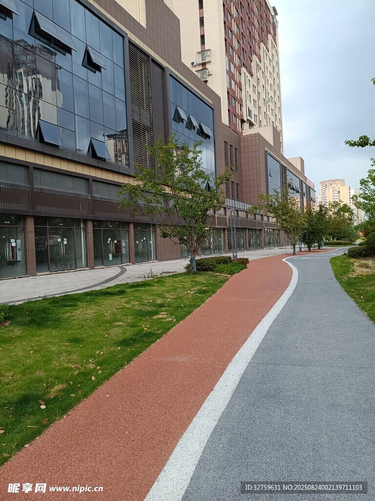 城市中的彩色步道景观