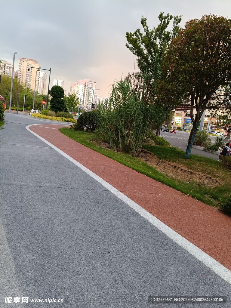 城市中的彩色步道景观