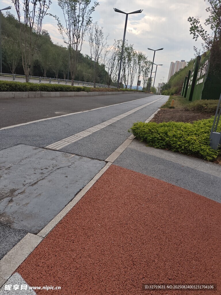 城市道路旁的彩色步道