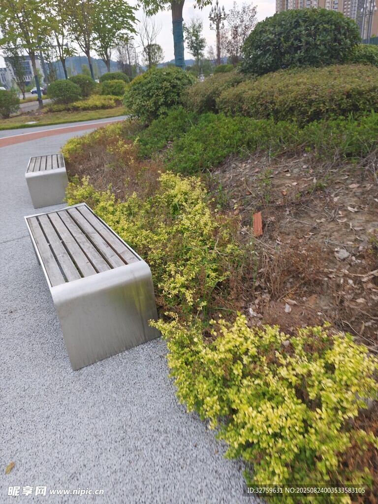 户外休闲长椅与绿植景观
