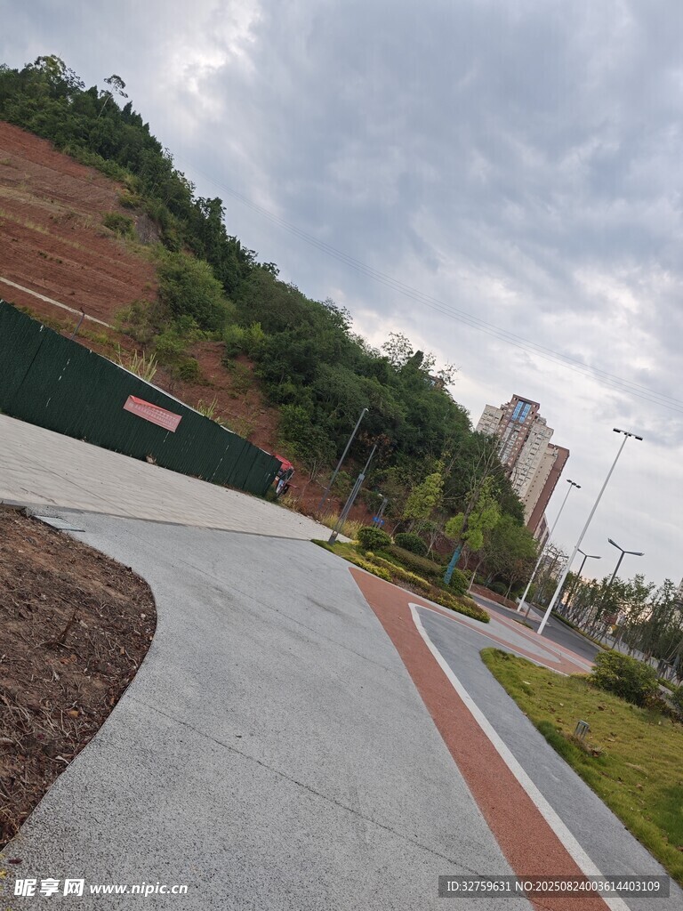 户外开阔道路与周边景致