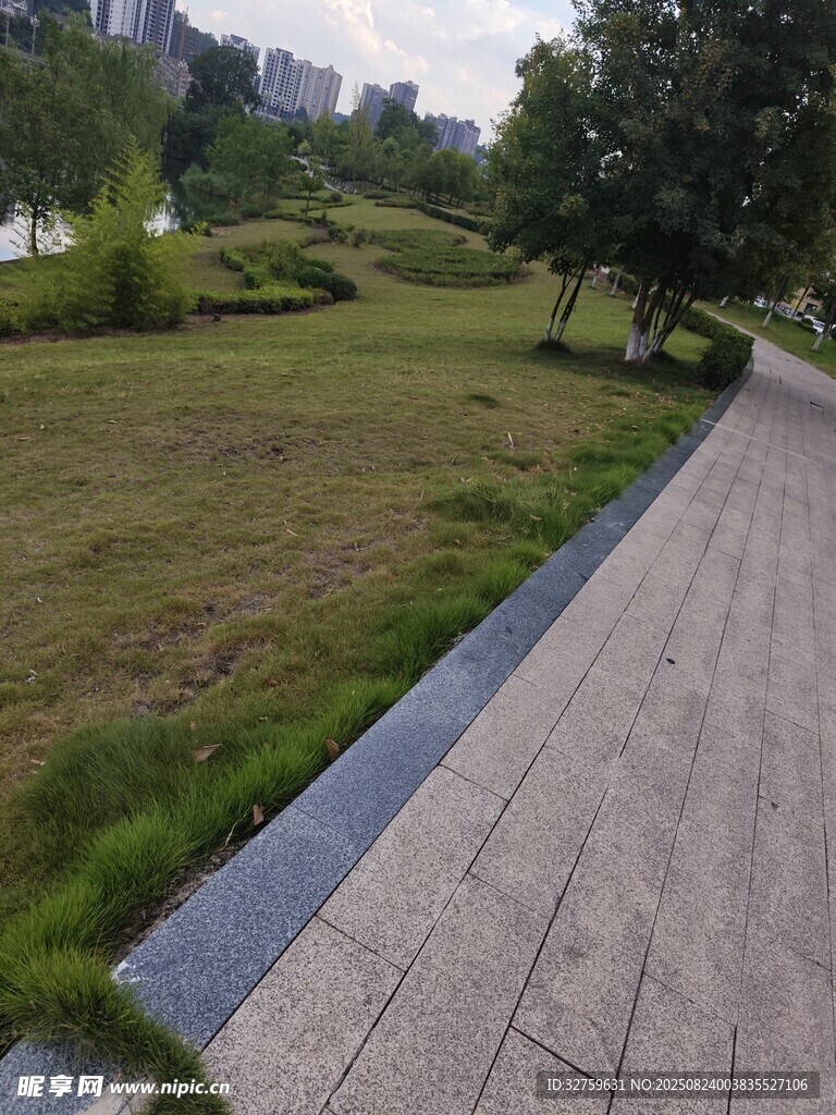 城市中的静谧绿地小道