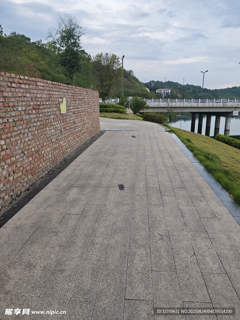 河边木质步道风景