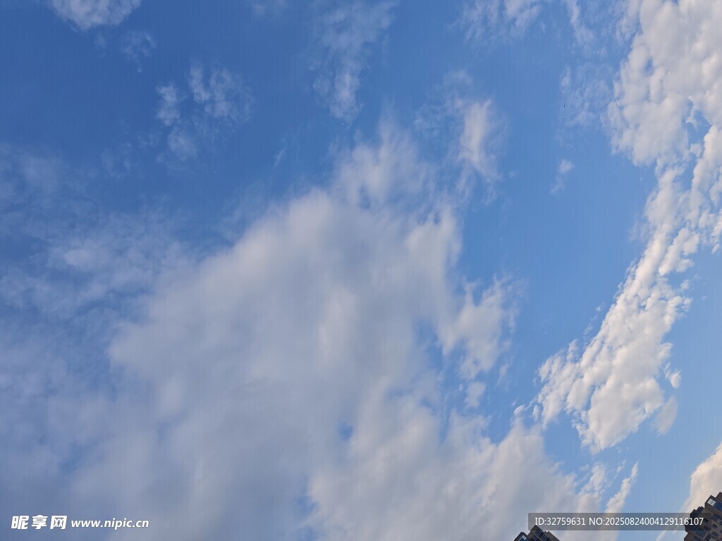 蓝天飘絮云