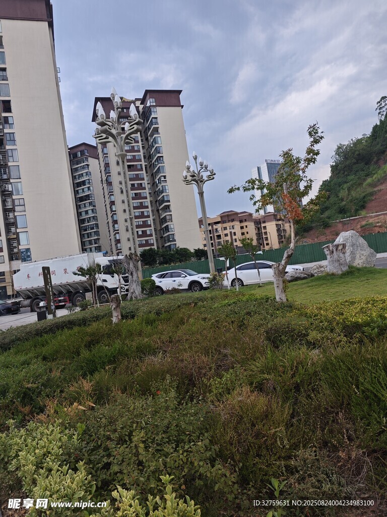 城市高楼旁的绿地景观