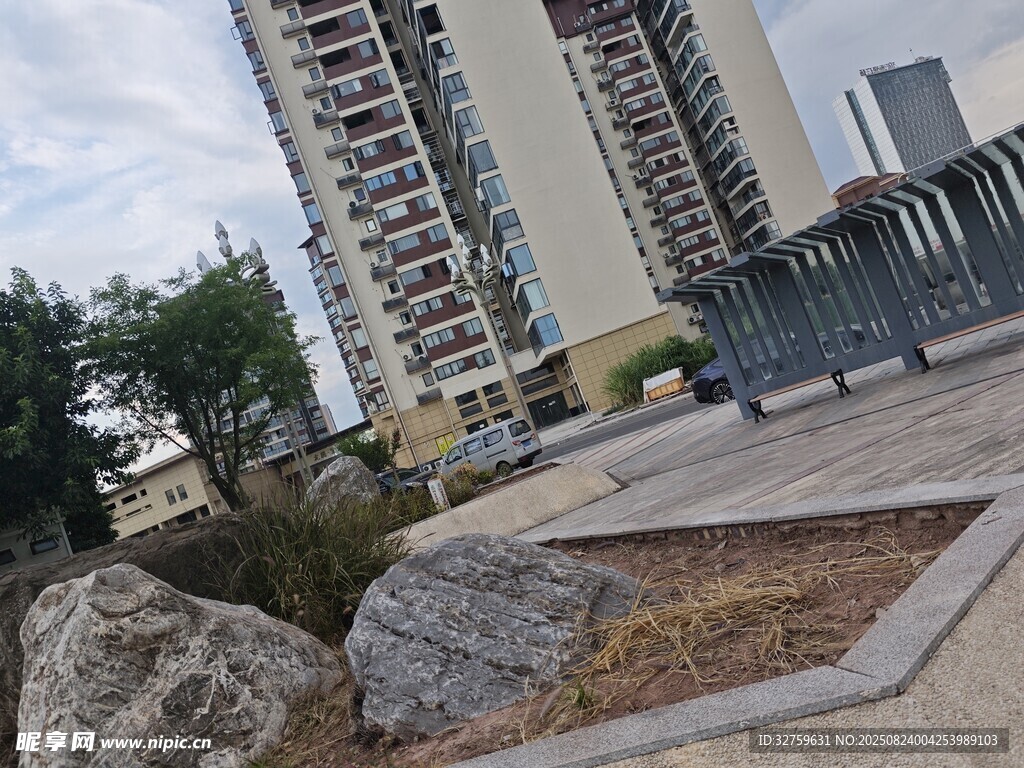 城市广场旁的高楼与巨石
