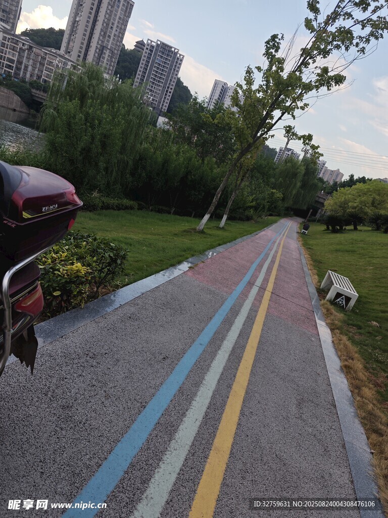 城市彩色步道旁的悠闲景象