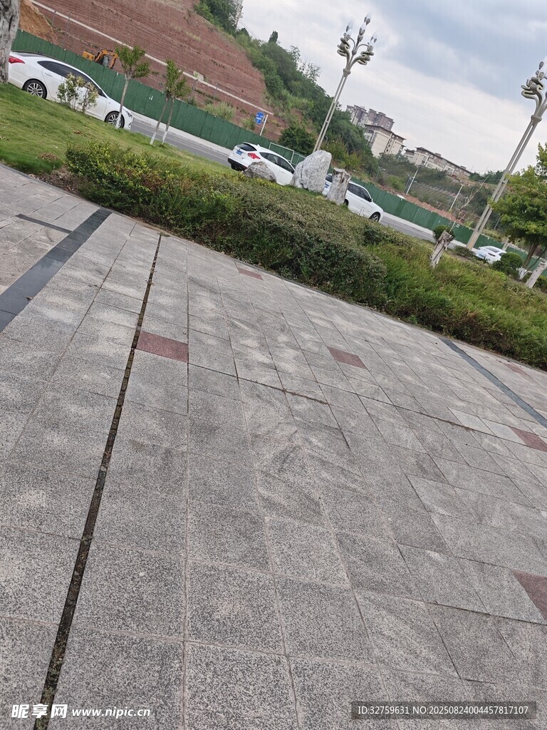 户外灰色石板铺就的地面