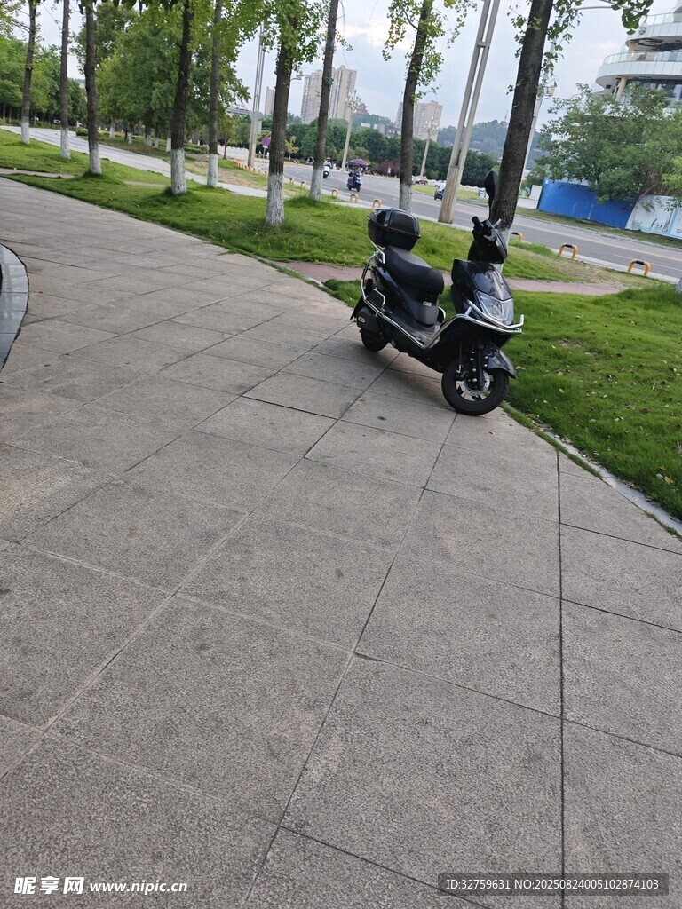 路边停放的黑色摩托车