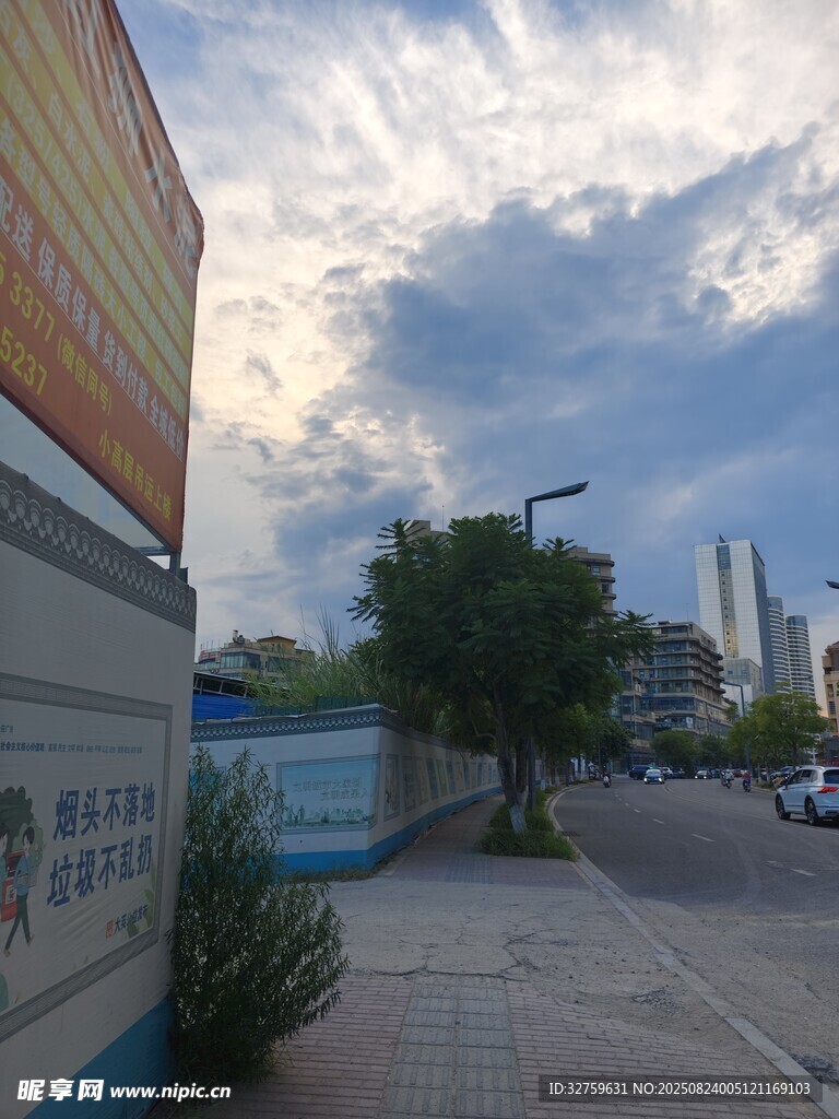 城市街道边的多彩建筑景观