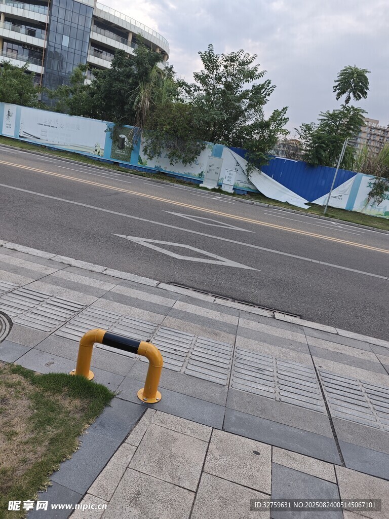 城市街道边的隔离设施