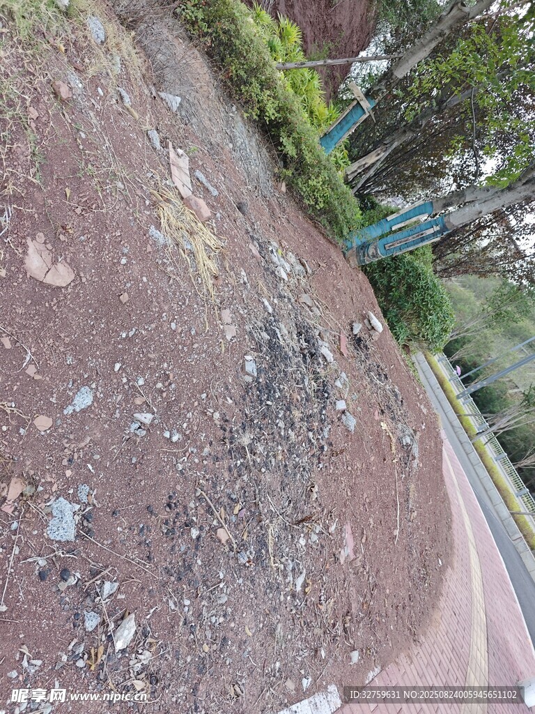 路边泥土地面与碎石