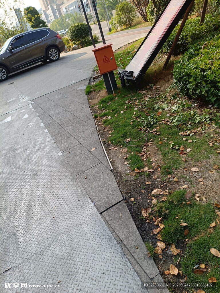 路边人行道及周边景象
