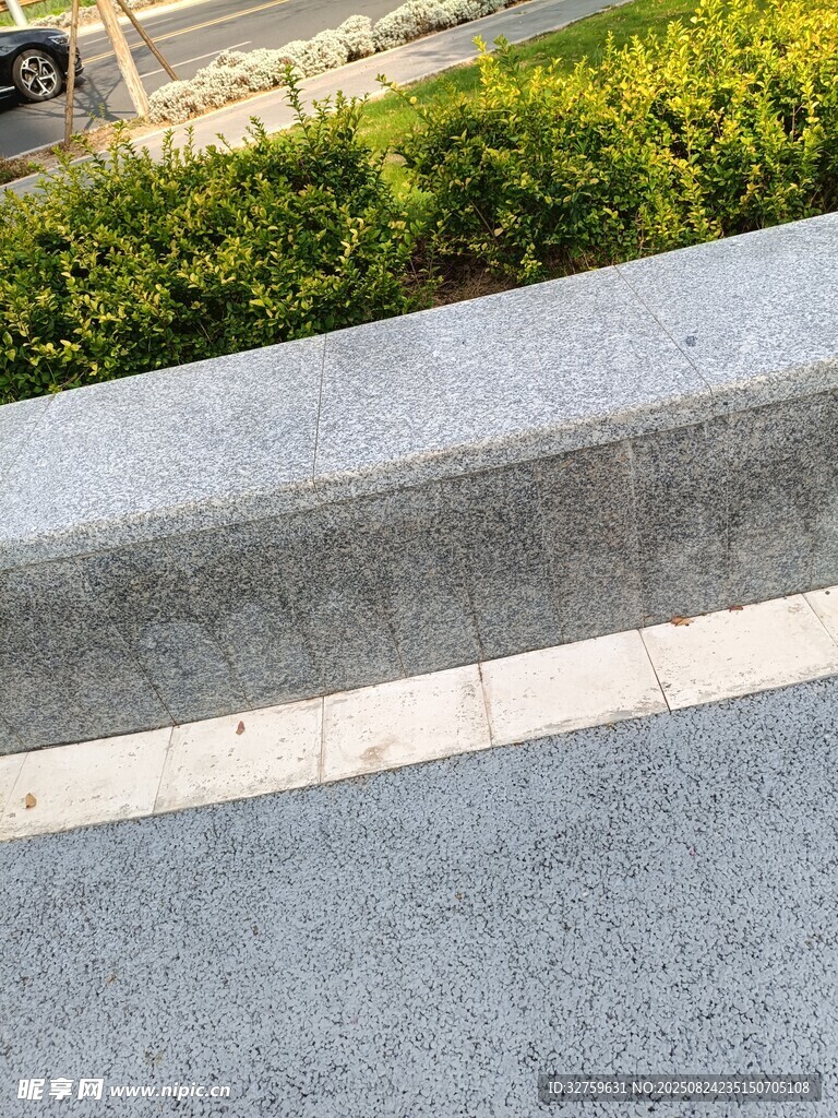 路边灰色石质路缘石