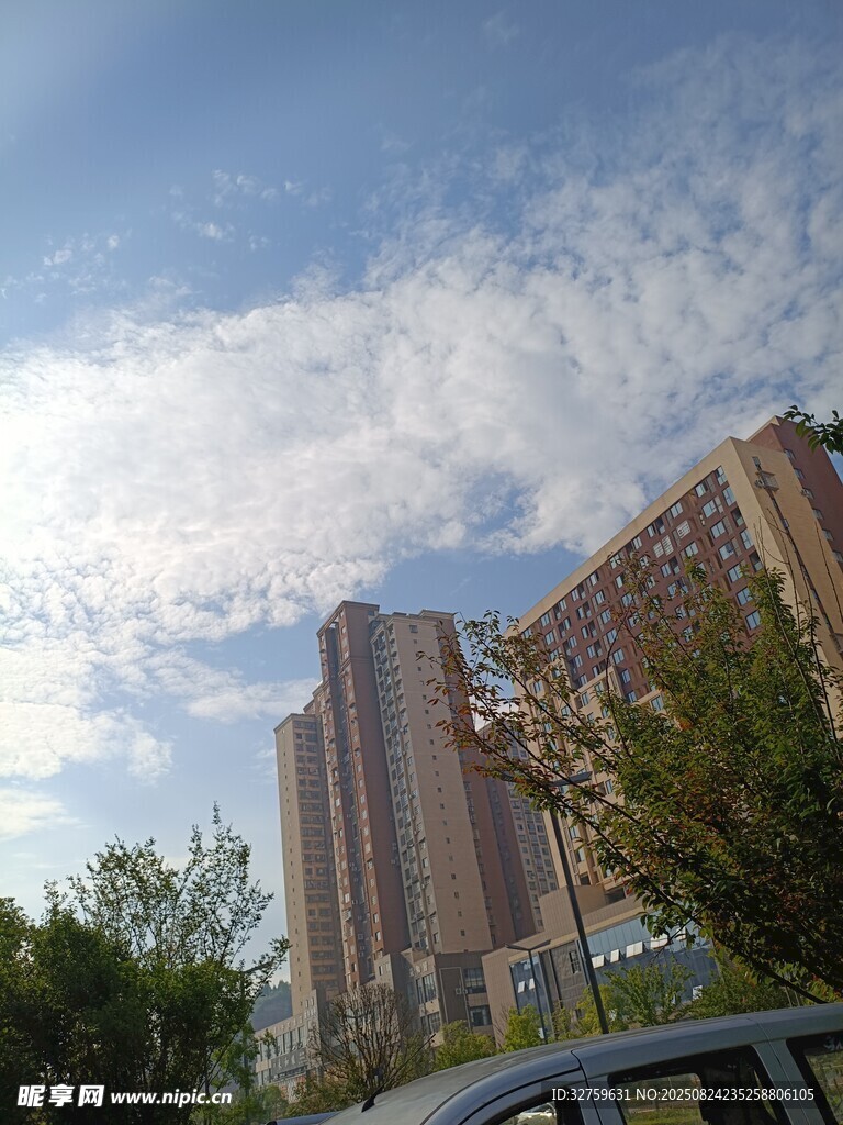 城市高楼与蓝天白云景观