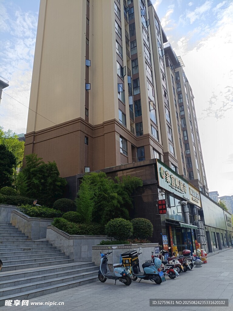 城市街道旁的高层居民楼
