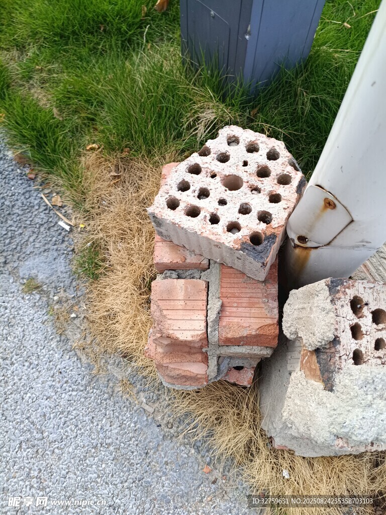 堆叠的空心砖及石块