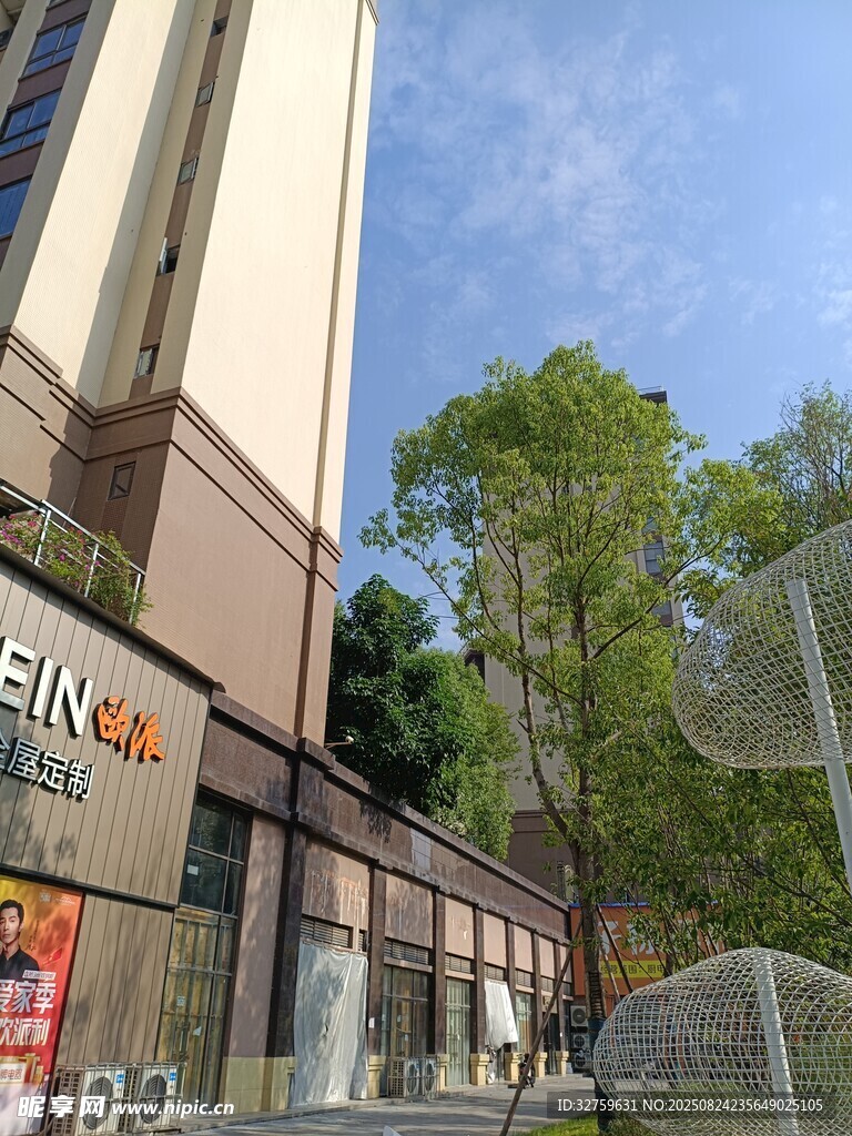 城市街道旁的现代建筑