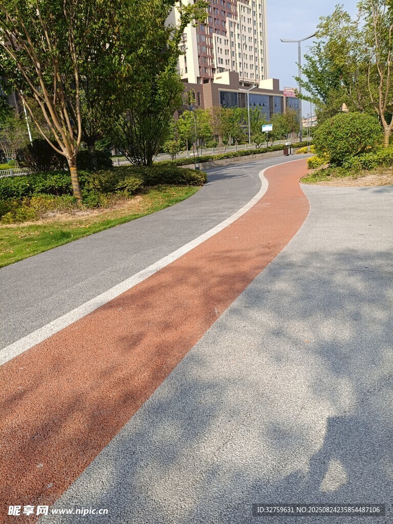 城市中的彩色休闲步道