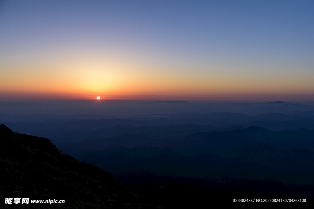 山顶观海上壮丽日出
