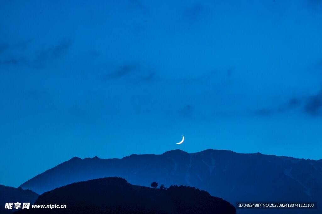夜幕下的山峦与弯弯新月